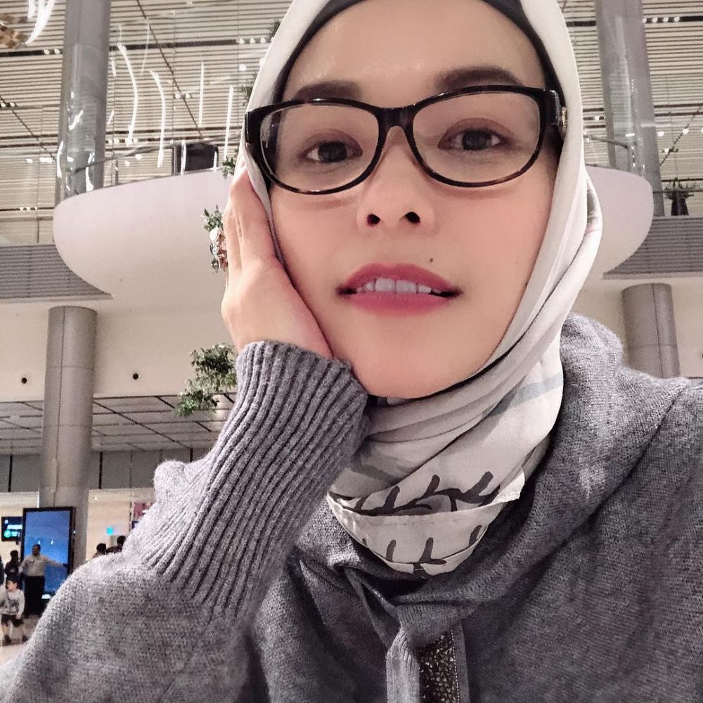 12 Pesona Metha Yunatria, istri Uki Noah yang mantap berhijab