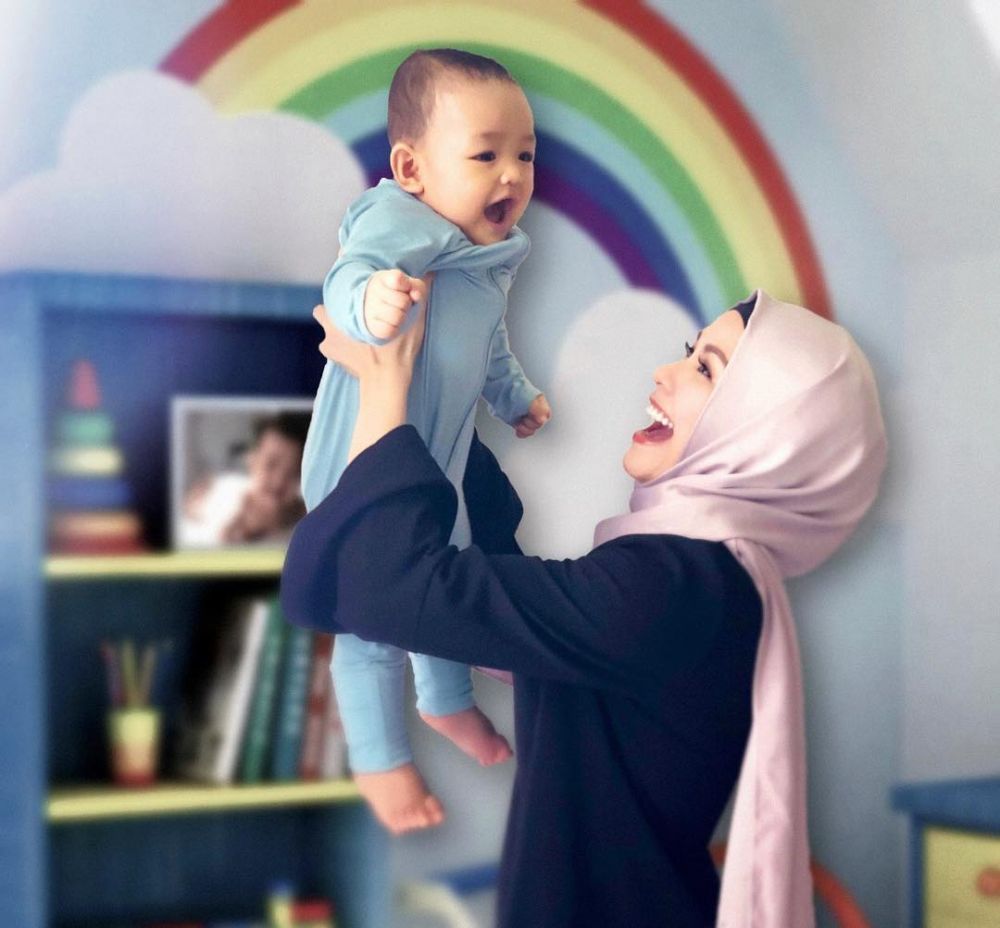 12 Pesona Metha Yunatria, istri Uki Noah yang mantap berhijab