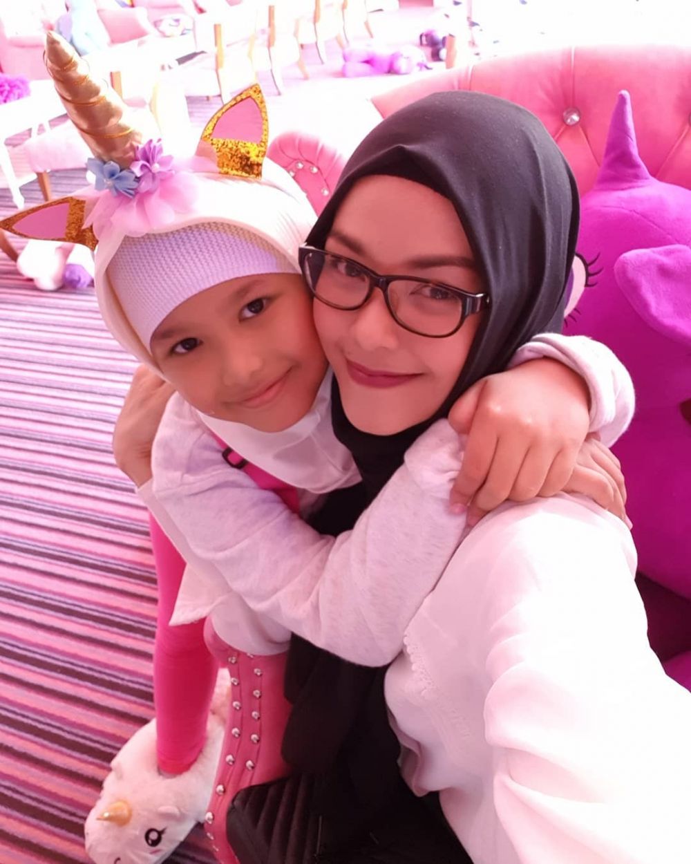 12 Pesona Metha Yunatria, istri Uki Noah yang mantap berhijab