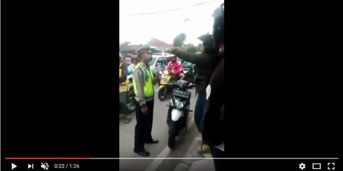7 Polisi ini sabar hadapi pengendara motor ngamuk, aksinya viral