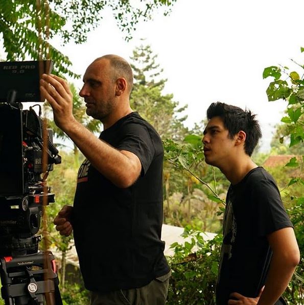 7 Gaya Maxime Bouttier saat belajar jadi sutradara, kece abis