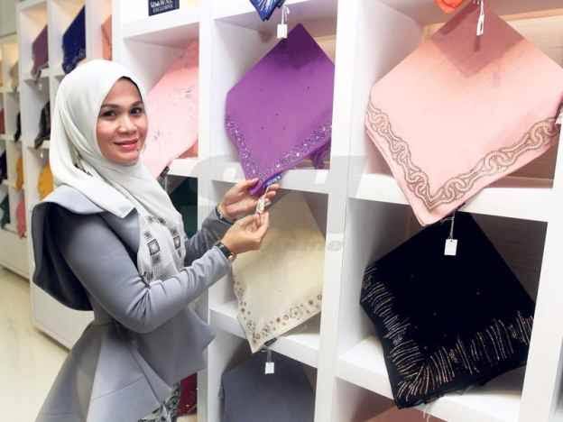 Hijab ini dijual seharga Rp 112 juta, apa istimewanya yah?
