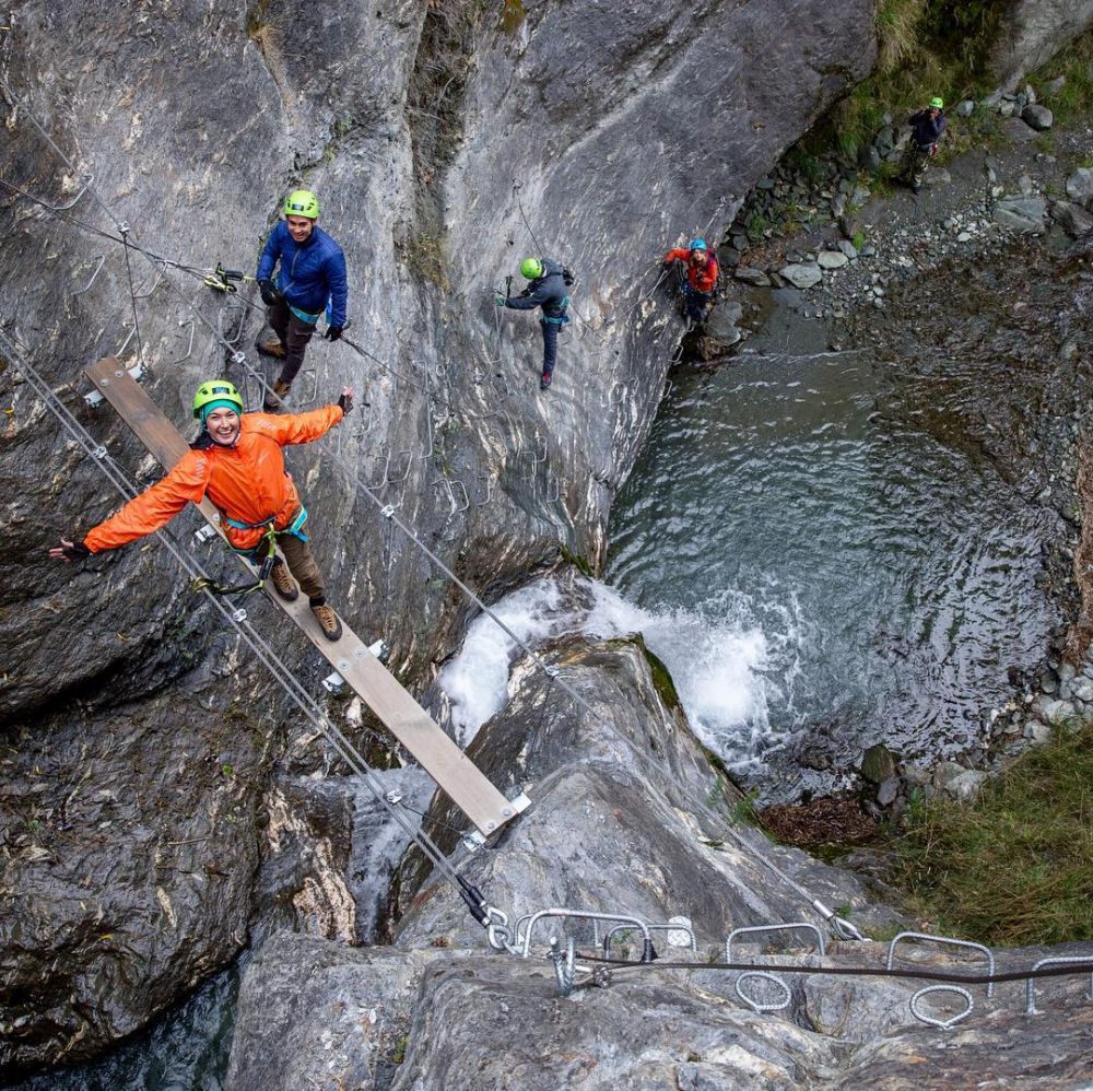 5 Seleb cantik Tanah Air ini jago panjat tebing, tangguh banget
