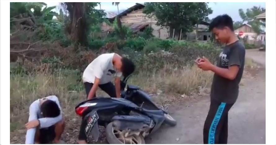 5 Video parodi merusak motor karena ditilang ini bikin ngakak