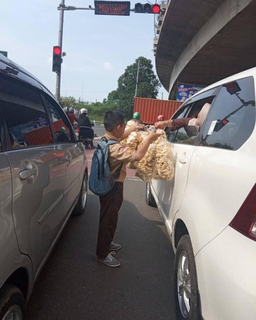 Viral anak SD berseragam nyambi jadi pengasong di perempatan