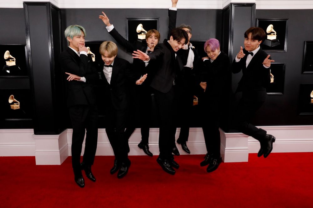 10 Penampilan BTS di Grammy Award 2019, kompak pakai tuksedo