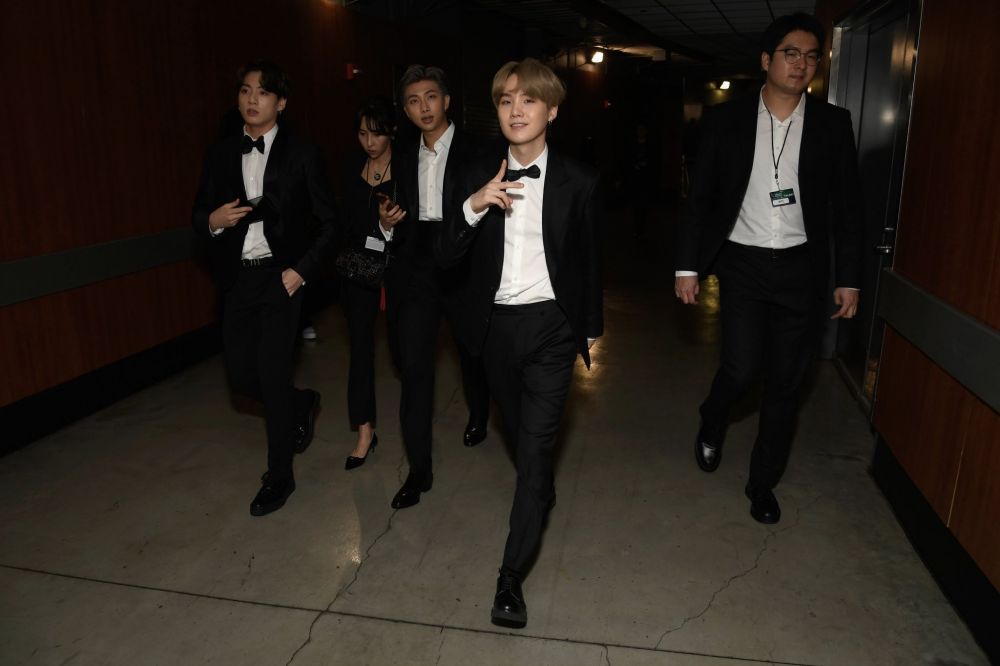 10 Penampilan BTS di Grammy Award 2019, kompak pakai tuksedo