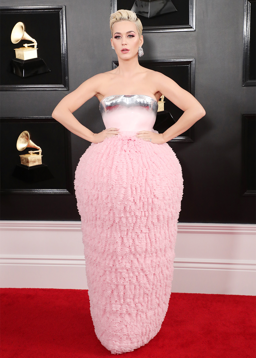 14 Seleb kenakan busana unik di red carpet Grammy Awards 2019