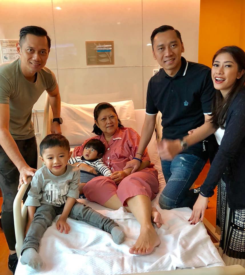 Ani Yudhoyono jatuh sakit, ini 6 potretnya didampingi keluarga