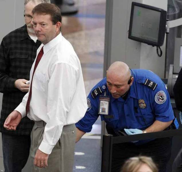 10 Momen awkward cek keamanan bandara, bikin mikir kemana-mana