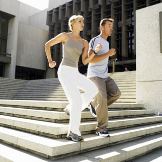 7 Manfaat berjalan mundur bagi kesehatan, otak bisa makin cerdas