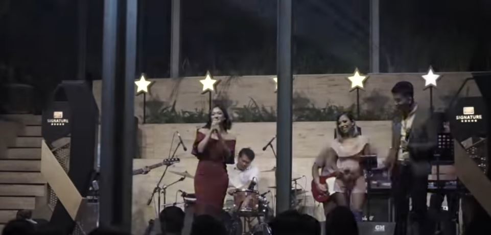 4 Gaya seksi Marion Jola saat manggung, ada yang tuai kritikan