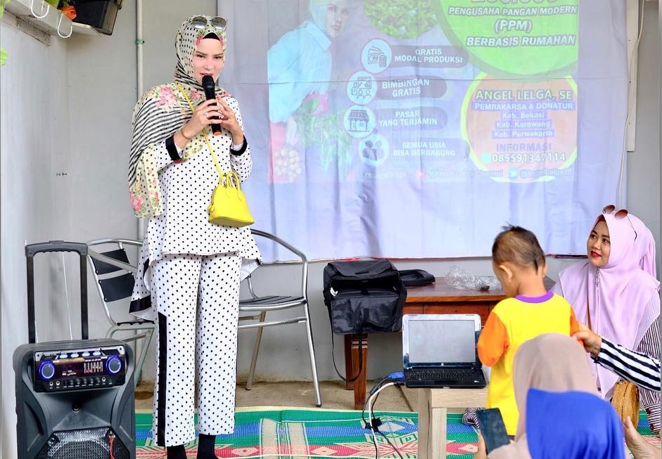 Ini gaya 10 seleb cantik blusukan kampanye, ada pakai kebaya