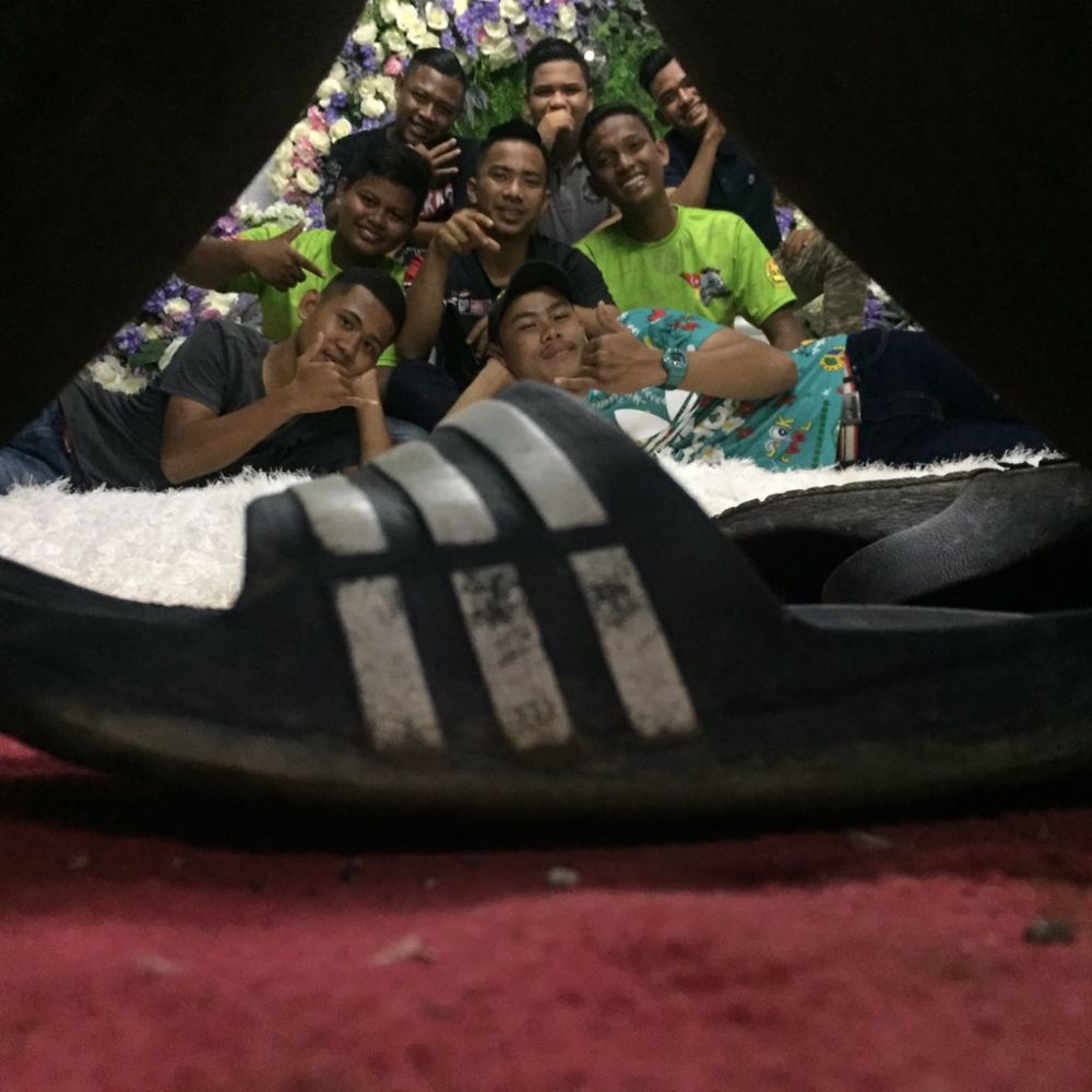 7 Cara unik jepret foto selfie rame-rame saat kepepet, lucu abis