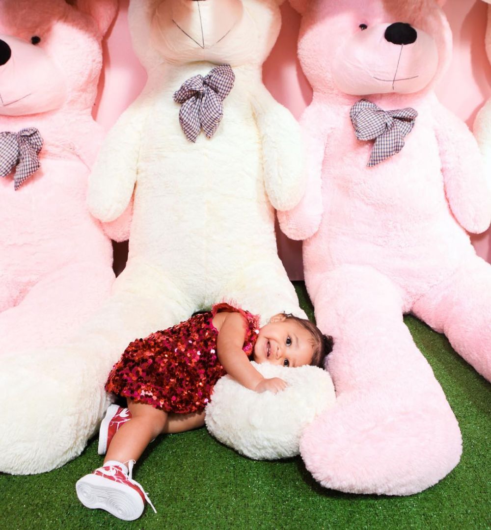 10 Potret ultah Stormi putri Kylie Jenner, DJ Khaled beri hadiah