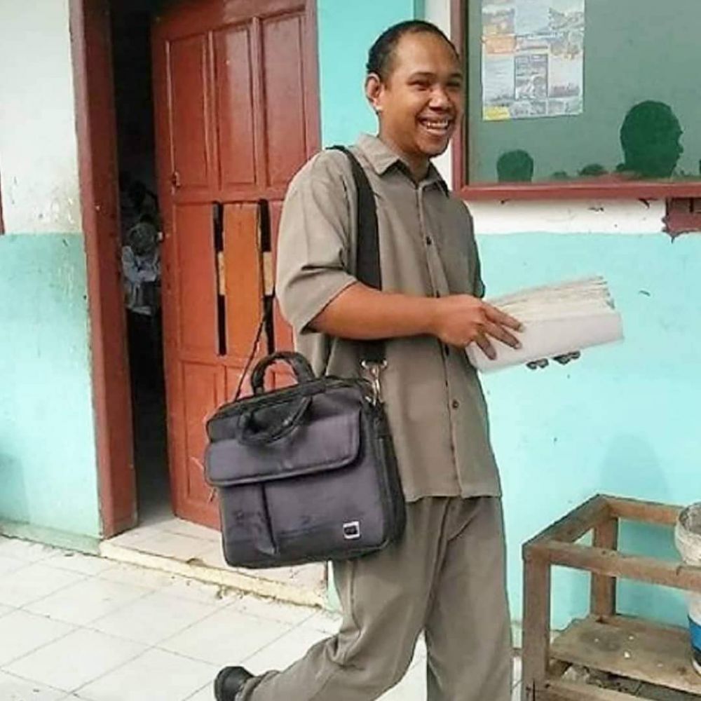 Sabar hadapi murid nakal, 3 guru ini dapat berkah tak terduga