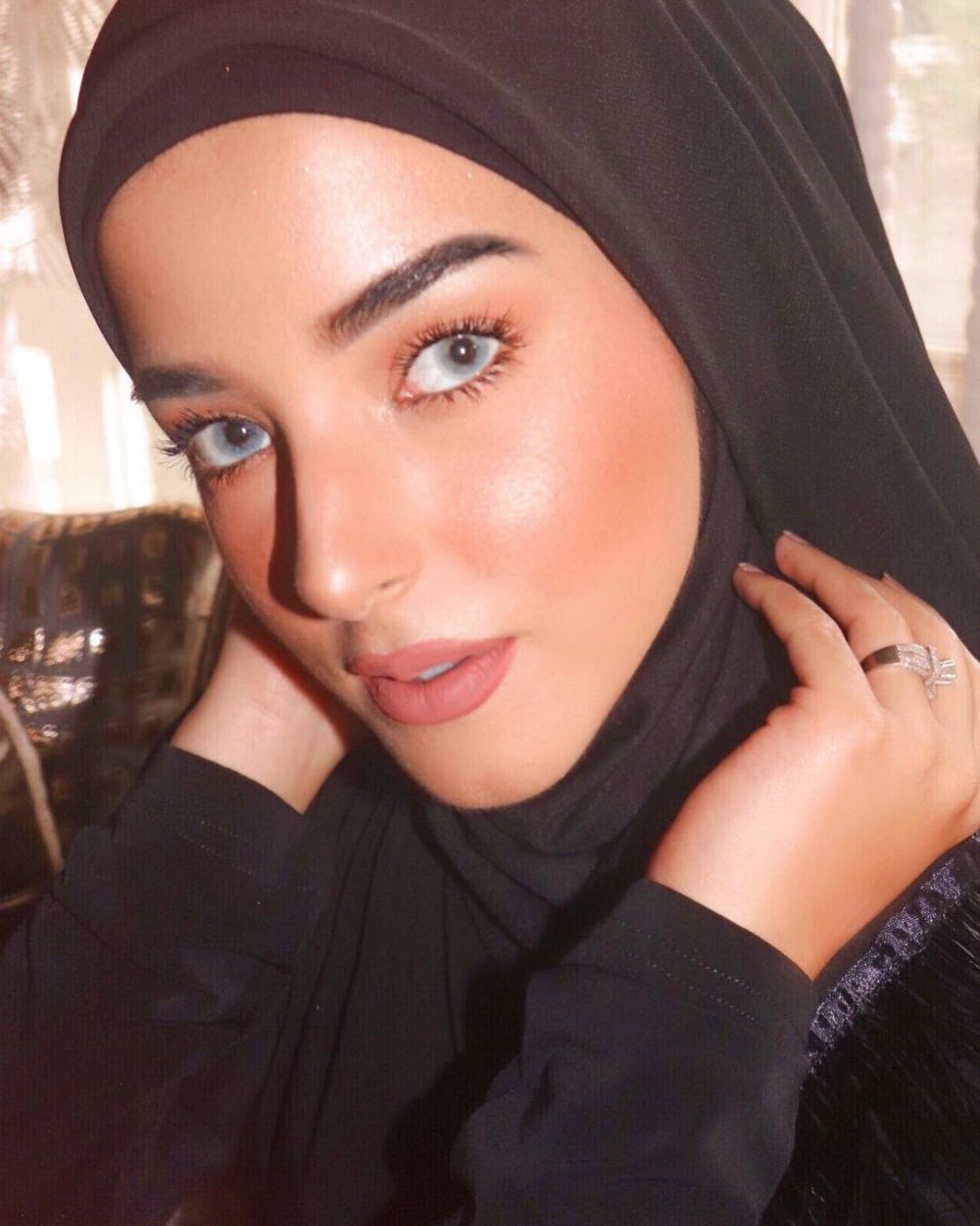 5 Potret Tasya Farasya pakai hijab berwarna gelap, cantik memesona
