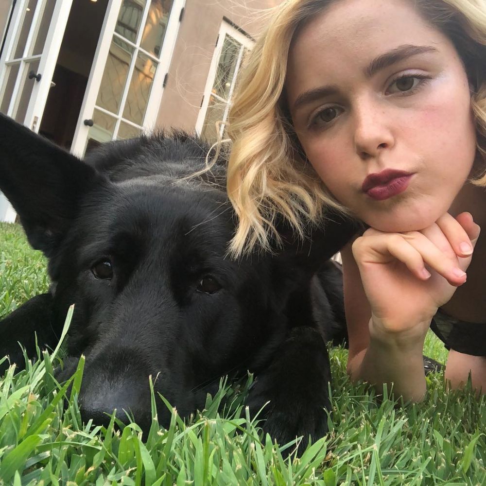 10 Potret Kiernan Shipka, cewek yang disebut mirip Emma Watson