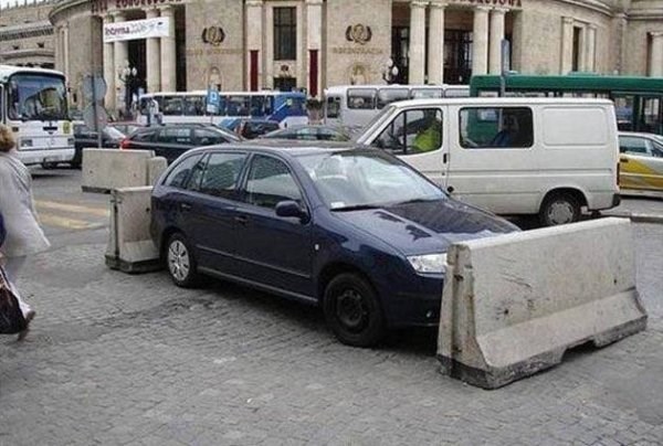 20 Hukuman karena parkir sembarangan ini dijamin bikin kapok