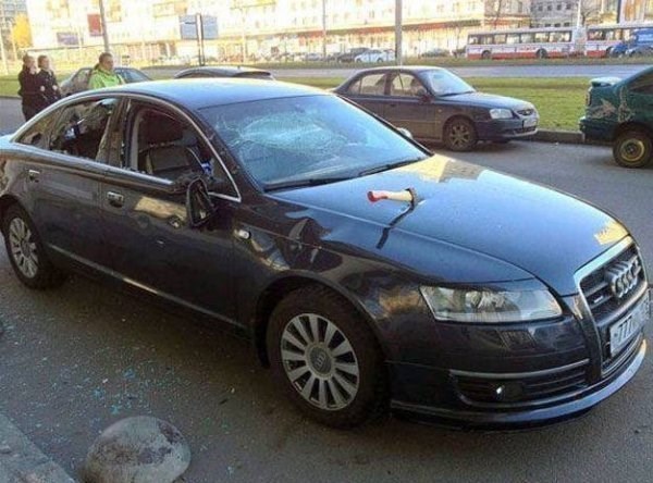 20 Hukuman karena parkir sembarangan ini dijamin bikin kapok