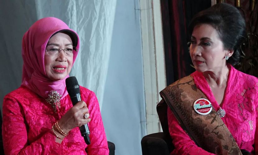 Beda reaksi ibunda Jokowi & ibunda Sandiaga saat anaknya dihujat