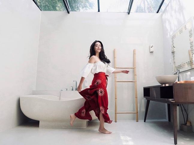 10 Potret Ranty Maria pamer bahu ini bikin deg-deg ser