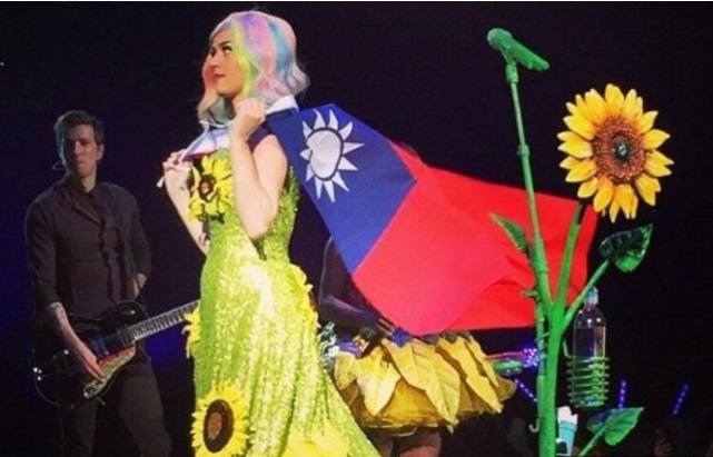 7 Gaun terburuk Katy Perry ini sempat heboh, jadi bahan guyonan