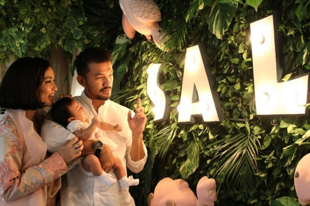Momen Hamish Daud dan 6 seleb gendong anak pertama yang baru lahir