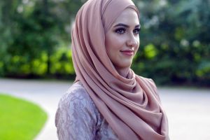 7 Cara mengatasi rambut rontok untuk cewek berhijab, alami & aman