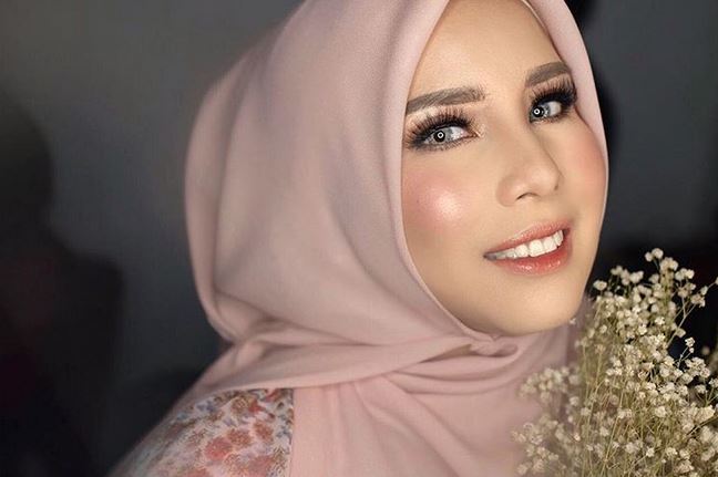 7 Potret Tya Ariestya berhijab, tampil beda