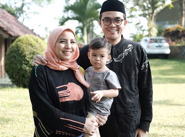 7 Potret Tya Ariestya berhijab, tampil beda