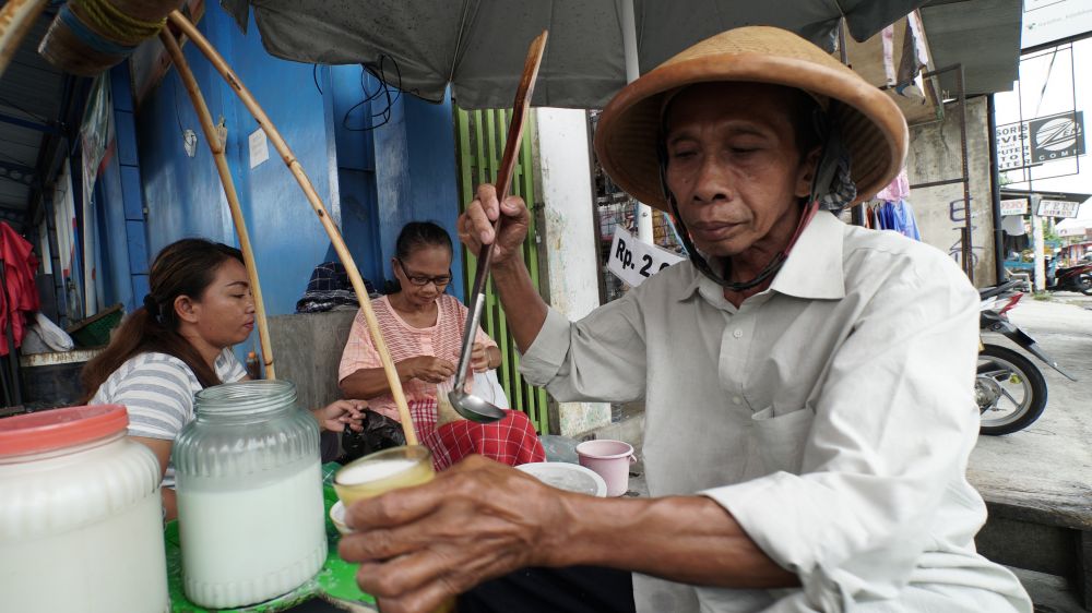 Dalam sehari, es dawet Rp 2.000 Pak Slamet laku ratusan porsi