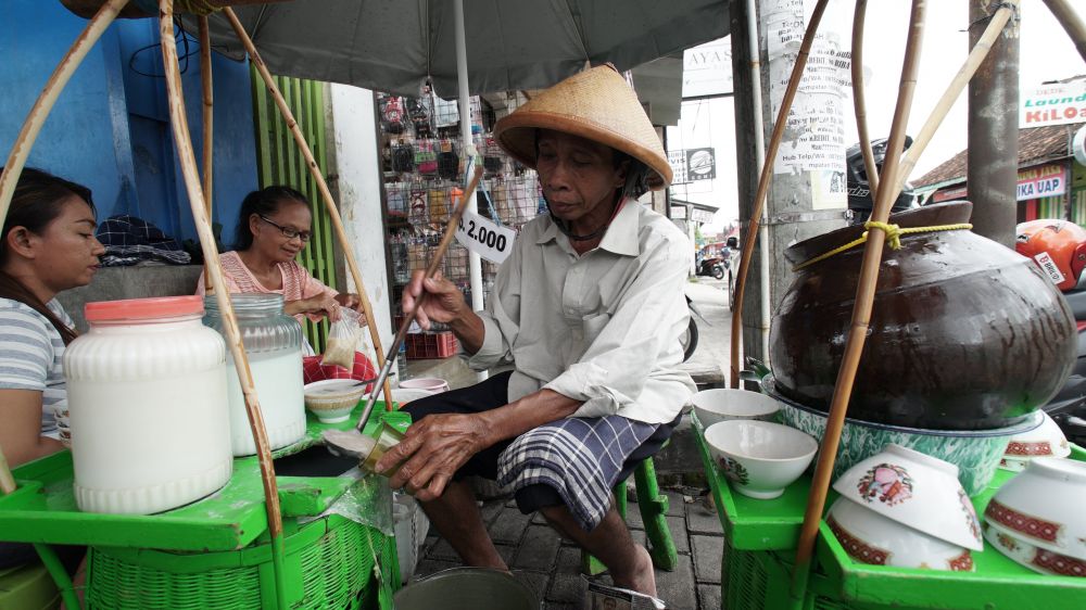 Dalam sehari, es dawet Rp 2.000 Pak Slamet laku ratusan porsi