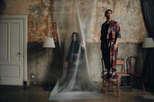 8 Inspirasi pernikahan Risa Saraswati, bentuk undangannya seram