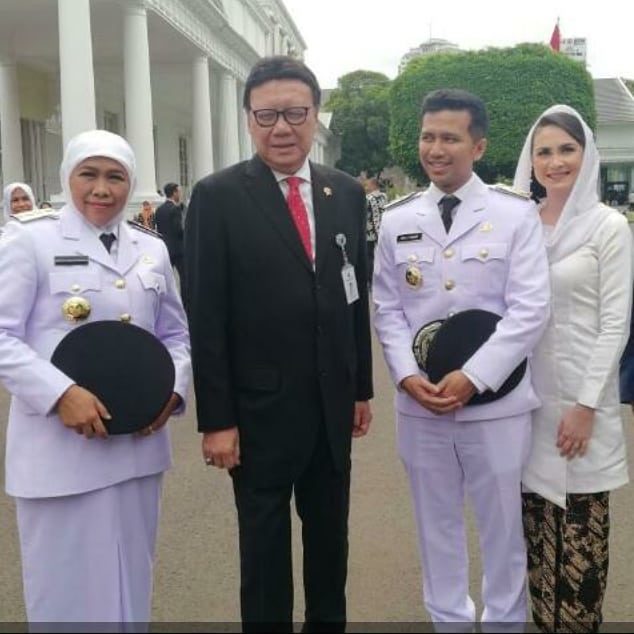 Dampingi suami pelantikan, penampilan Arumi Bachsin jadi sorotan