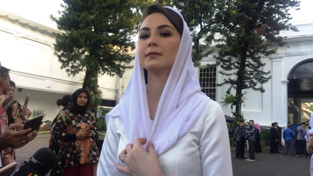 Dampingi suami pelantikan, penampilan Arumi Bachsin jadi sorotan