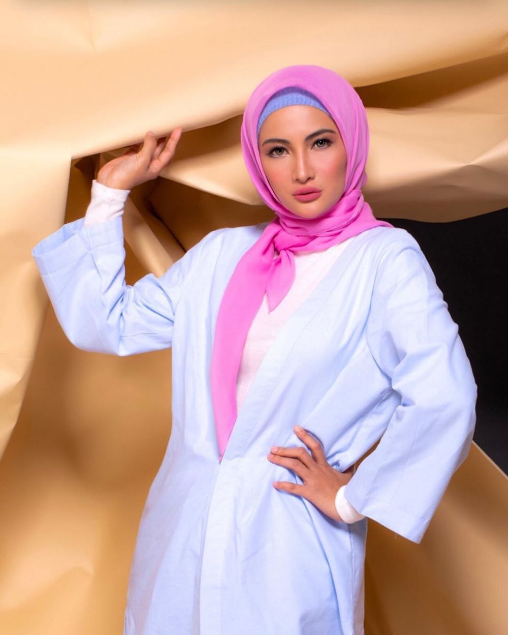 10 Inspirasi gaya hijab Natalie Sarah, simpel dan elegan