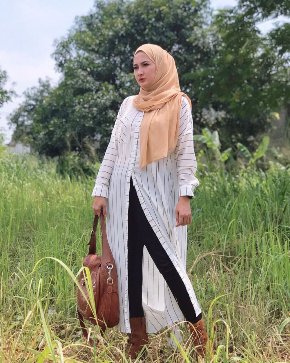 10 Inspirasi gaya hijab Natalie Sarah, simpel dan elegan
