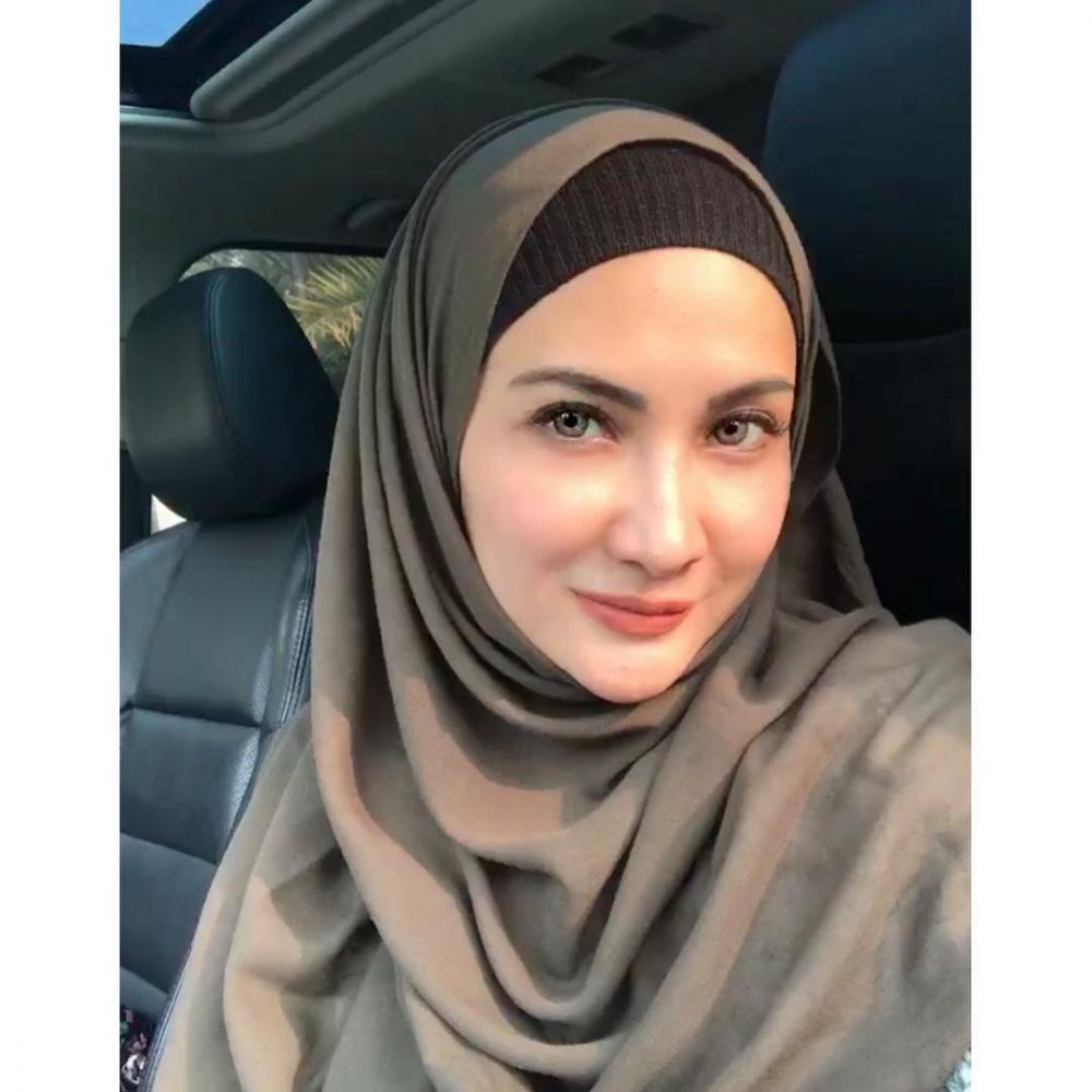 10 Inspirasi gaya hijab Natalie Sarah, simpel dan elegan
