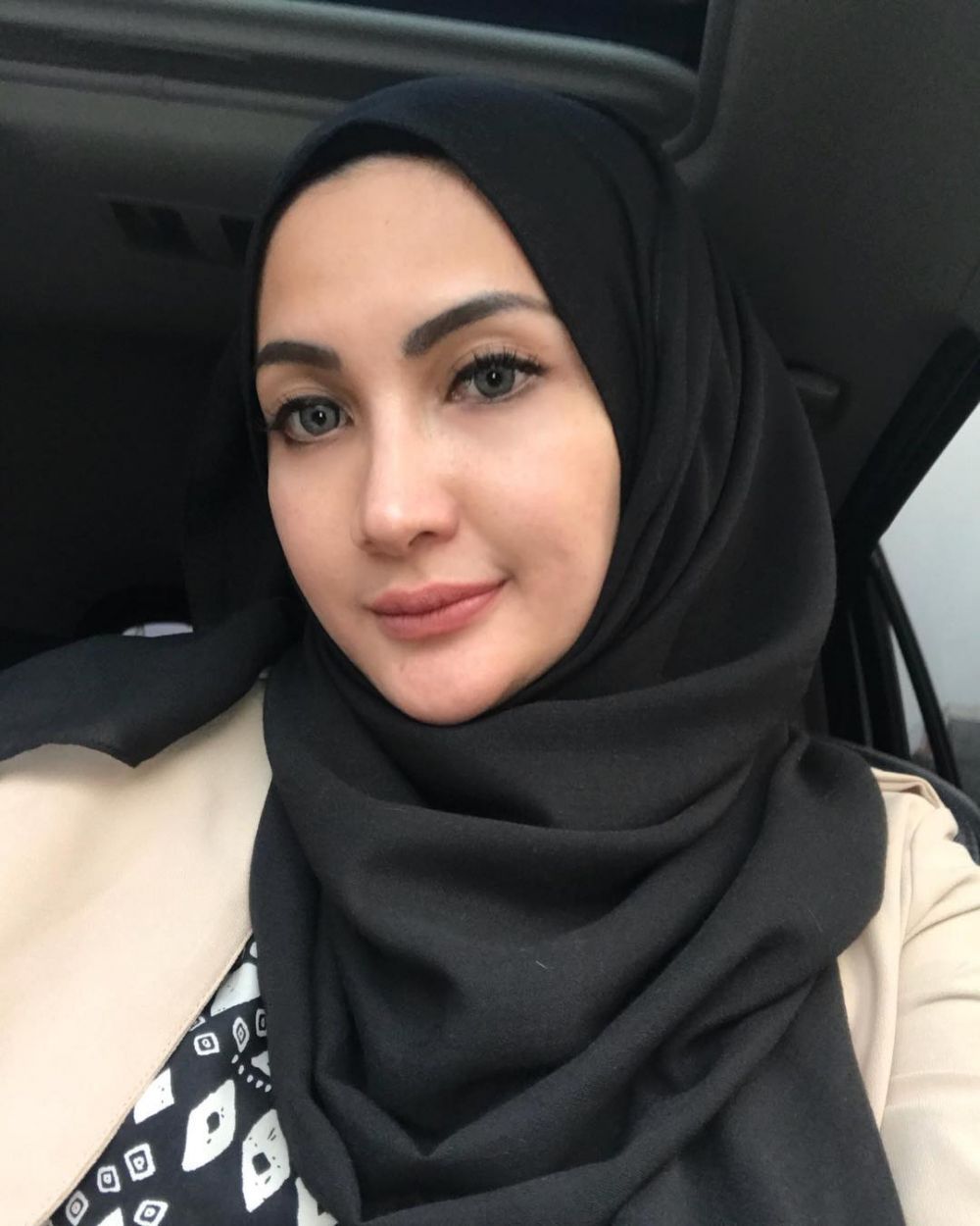 10 Inspirasi gaya hijab Natalie Sarah, simpel dan elegan