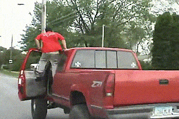 15 Aksi membahayakan pengendara roda empat, bikin ngelus dada