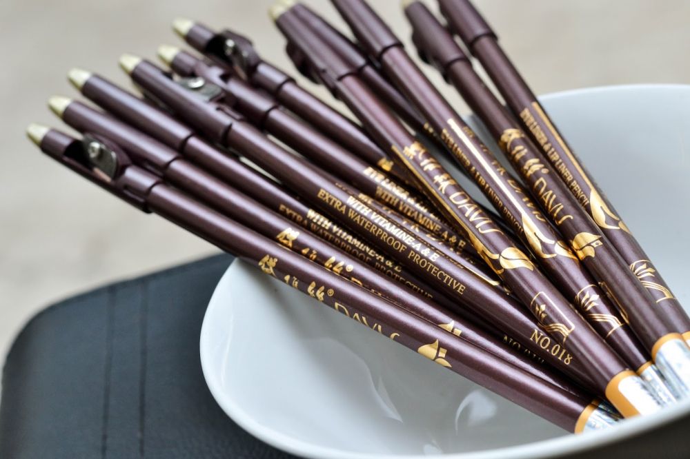 6 Rekomendasi pensil alis di bawah Rp 15 ribu, cocok untuk ...