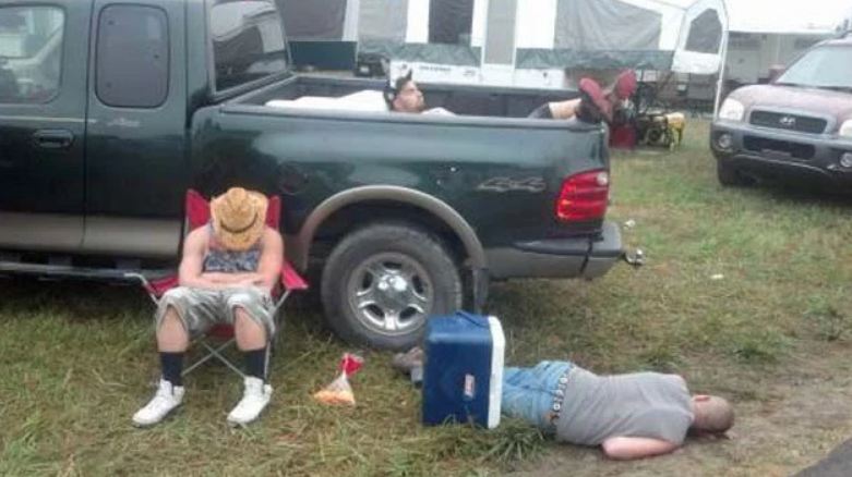 20 Foto orang terlalu mabuk ini bikin ngelus dada, jangan ditiru