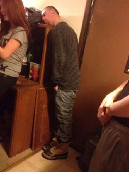 20 Foto orang terlalu mabuk ini bikin ngelus dada, jangan ditiru