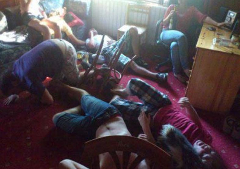 20 Foto orang terlalu mabuk ini bikin ngelus dada, jangan ditiru