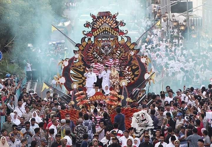 5 Pesona Arumi Bachsin di kirab penyambutan ini curi perhatian