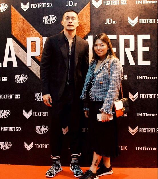 Beda 10 tahun, ini 11 potret kebersamaan Miller Khan & pacarnya