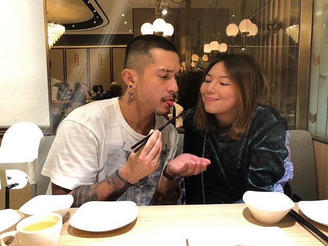 Beda 10 tahun, ini 11 potret kebersamaan Miller Khan & pacarnya