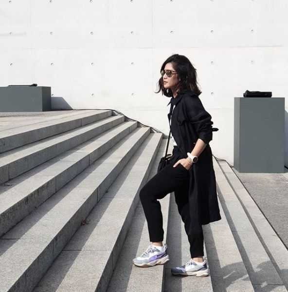 12 Inspirasi outfit hitam putih Dian Sastro, bikin gaya tak monoton