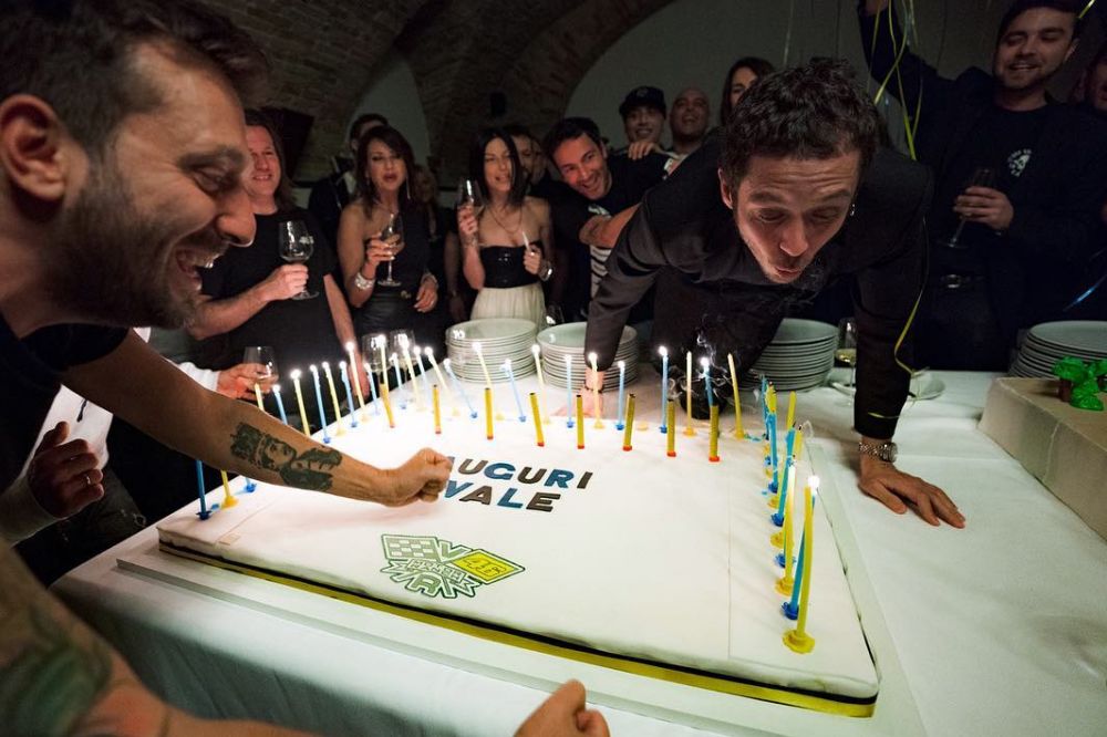 10 Momen ulang tahun Valentino Rossi, dapat cium mesra dari pacar